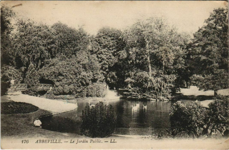 Carte postale ancienne Abbeville Jardin public à Abbeville