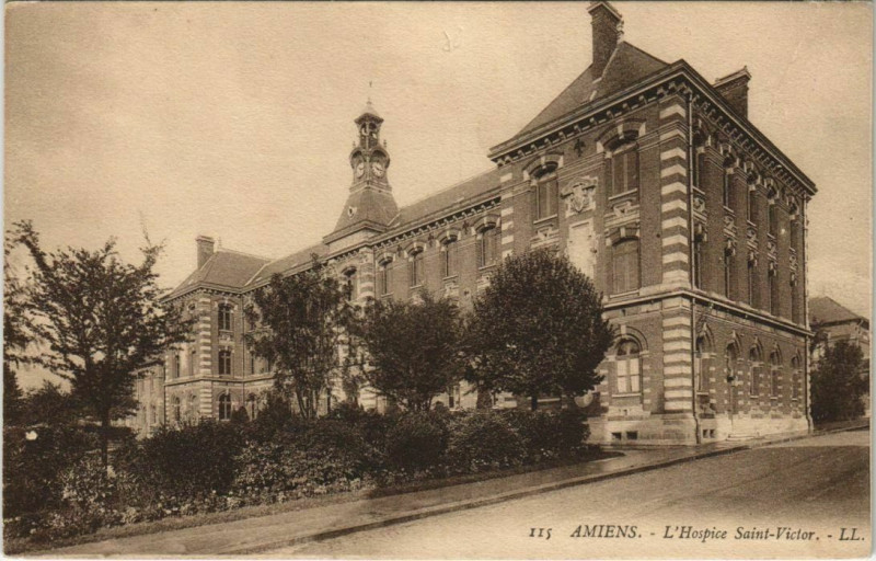 Carte postale ancienne Amiens Hospice Saint-Victor à Amiens
