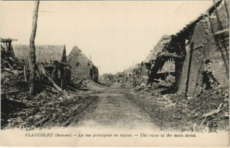 Carte postale ancienne Guerre Militaire Flacourt Rue Principale en ruines à Rue