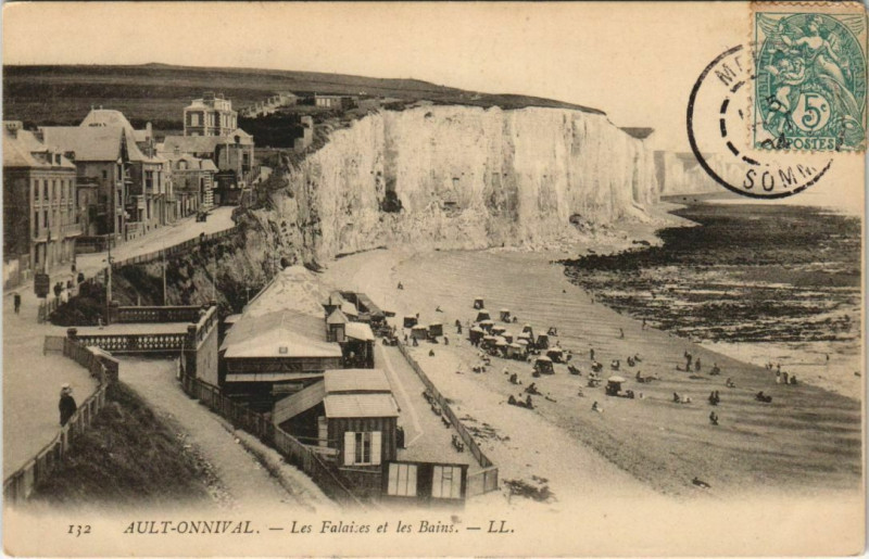 Carte postale ancienne Ault Les Falaises et les Bains à Ault