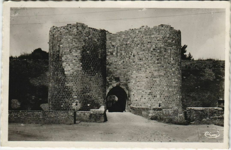 Carte postale ancienne Peronne Entrée du Chateau à Péronne