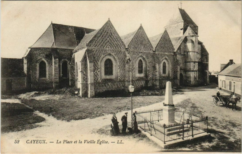 Carte postale ancienne Cayeux-sur-Mer Place et Vieille Eglise à Cayeux-sur-Mer