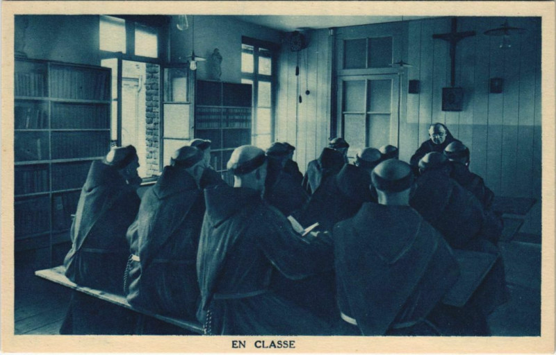 Carte postale ancienne Noviciat franciscain Amiens En classe à Amiens
