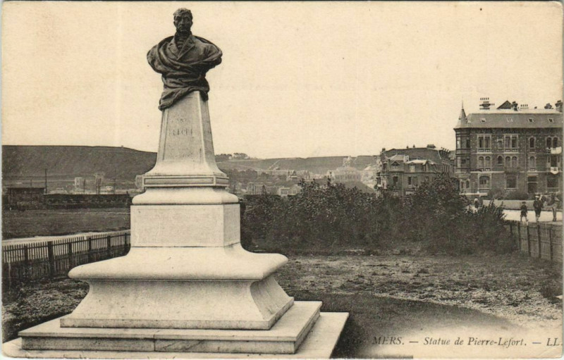 Carte postale ancienne Mers-les-Bains Statue de Pierre-Lefort à Mers-les-Bains
