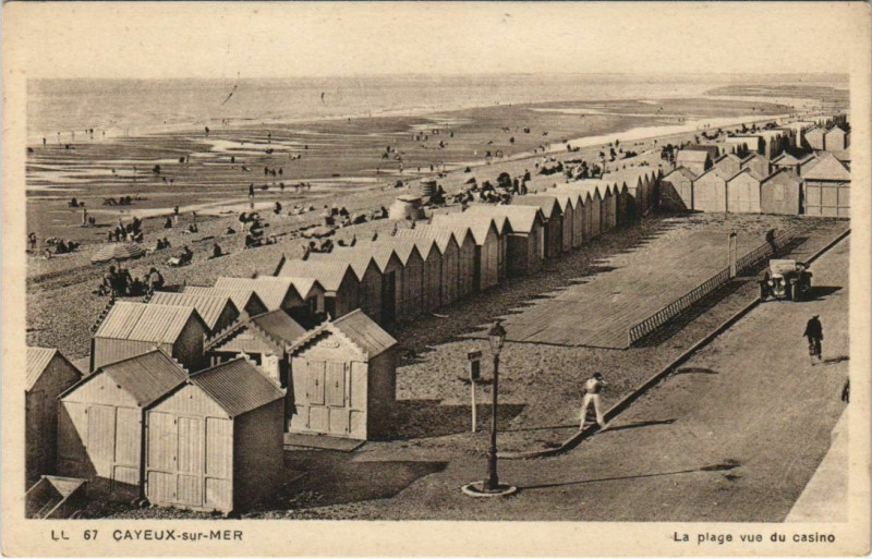 Carte postale ancienne Cayeux-sur-Mer La Plage vue du casino à Cayeux-sur-Mer