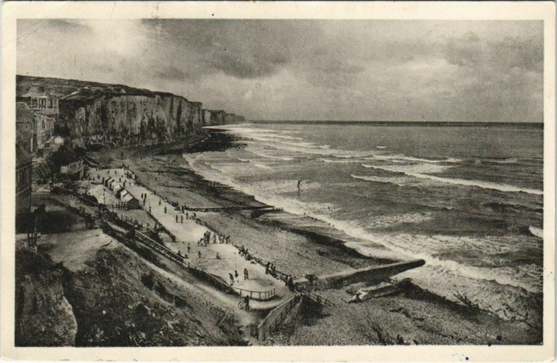 Carte postale ancienne Ault La Plage vue de la Falaise à Ault