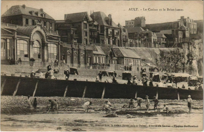 Carte postale ancienne Ault Le Casino et le Brise-lame à Ault