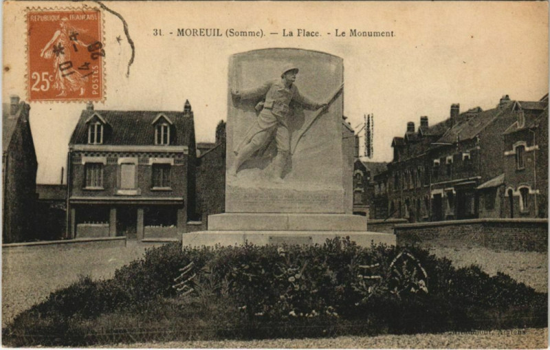 Carte postale ancienne Moreuil Place Le Monument à Moreuil