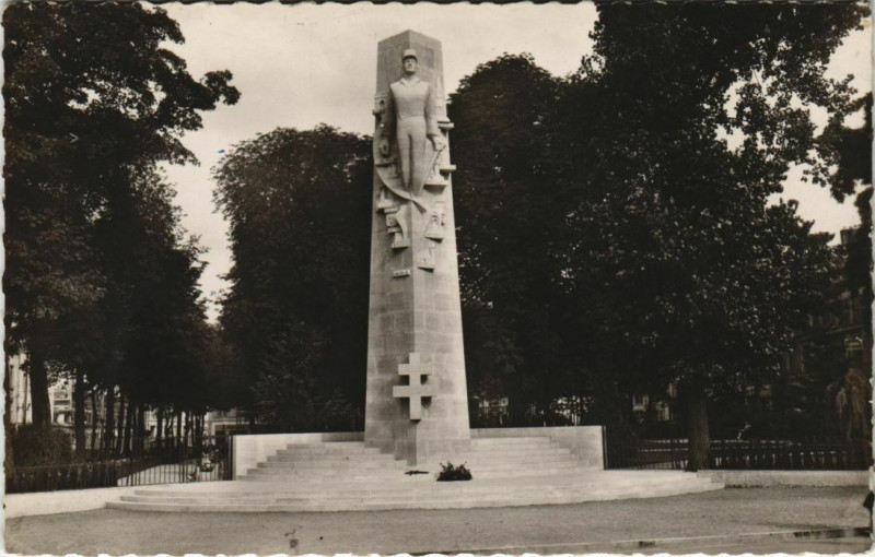 Carte postale ancienne Amiens Monument au Général Leclercq à Amiens