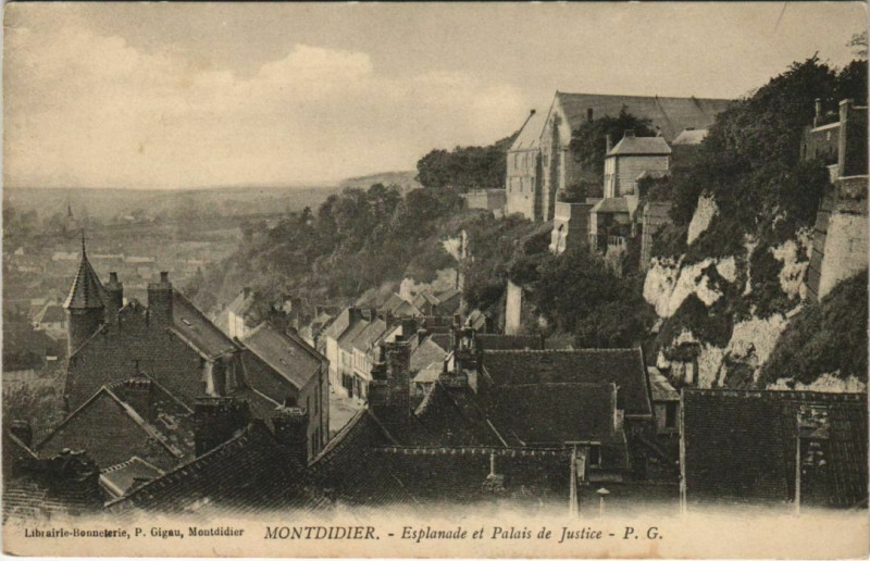 Carte postale ancienne Montdidier Esplanade et Palais de Justice à Montdidier