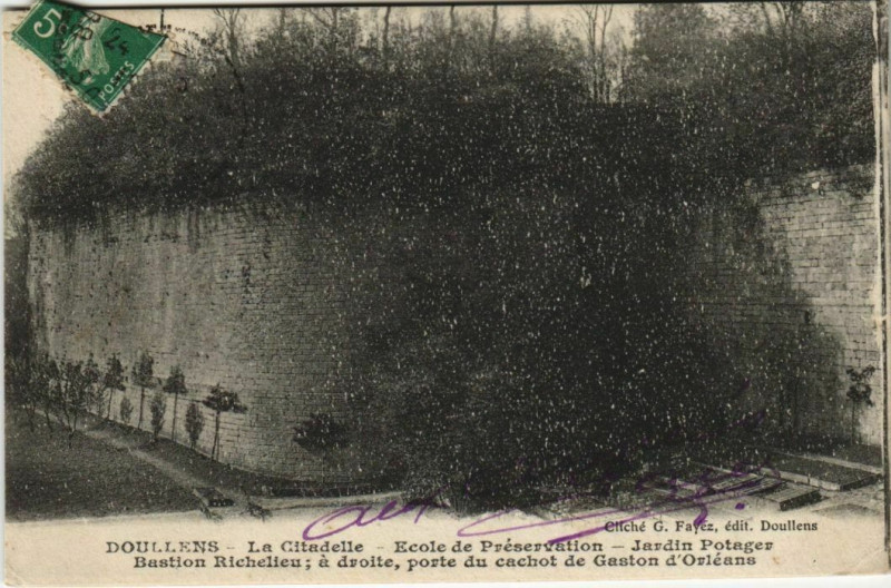 Carte postale ancienne Doullens La Citadelle Ecole de Préservation à Doullens