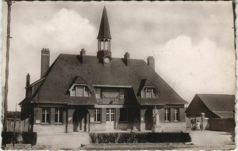 Carte postale ancienne Davenescourt La mairie et le Monument à Davenescourt