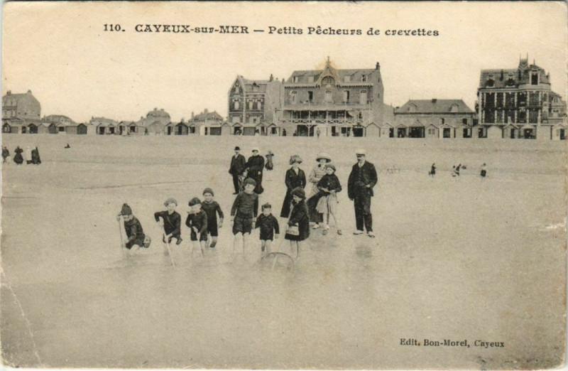 Carte postale ancienne Cayeux-sur-Mer Petits Pecheurs de crevettes à Cayeux-sur-Mer