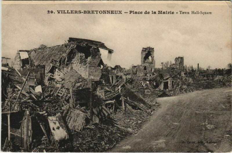 Carte postale ancienne Guerre Military Villers-Bretonneux Place de la Mairie à Villers-Bretonneux