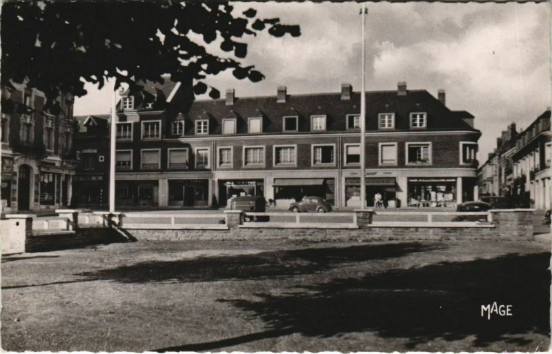 Carte postale ancienne Roye La Place à Roye
