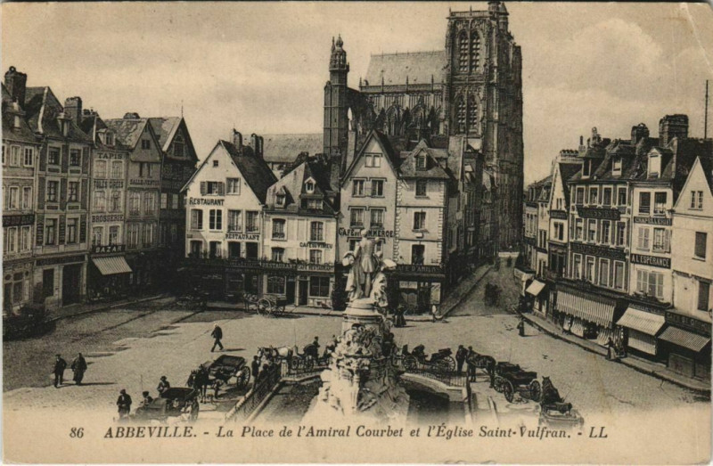 Carte postale ancienne Abbeville Place de l'Amiral-Courbet Eglise Saint-Vulfran à Abbeville