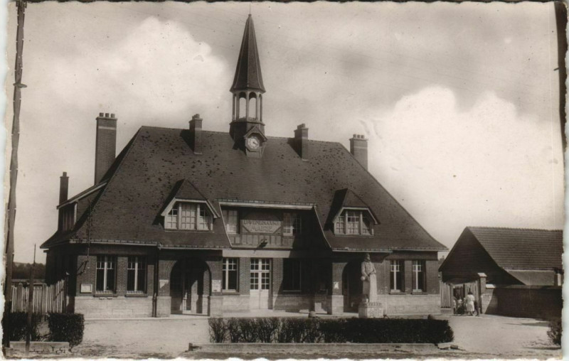 Carte postale ancienne Davenescourt La mairie et le Monument à Davenescourt