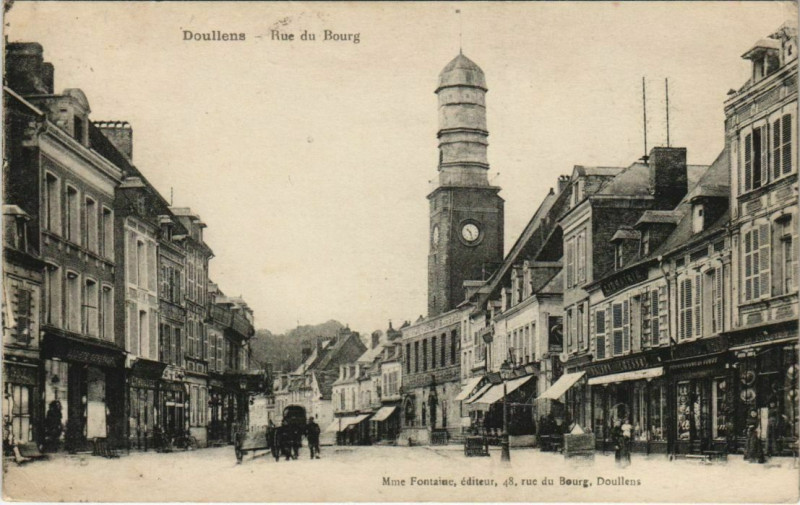 Carte postale ancienne Doullens Rue Du Bourg à Doullens