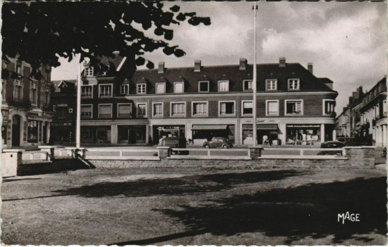 Carte postale ancienne Roye La Place à Roye