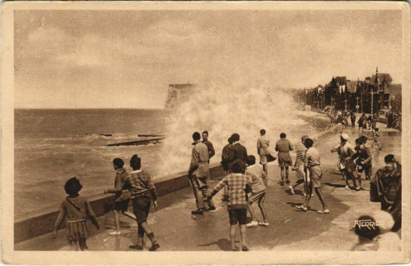 Carte postale ancienne Mers-les-Bains Vagues à Mers-les-Bains