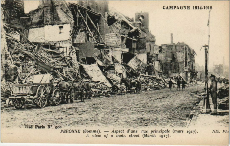 Carte postale ancienne Guerre Military Peronne Aspect d'une rue principale à Péronne