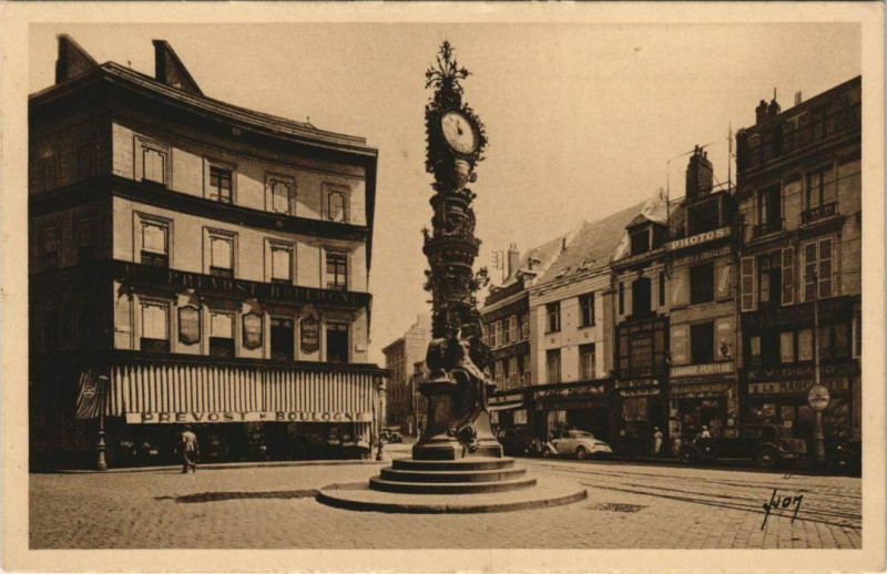 Carte postale ancienne Amiens Place Gambetta horloge en ferronnerie à Amiens