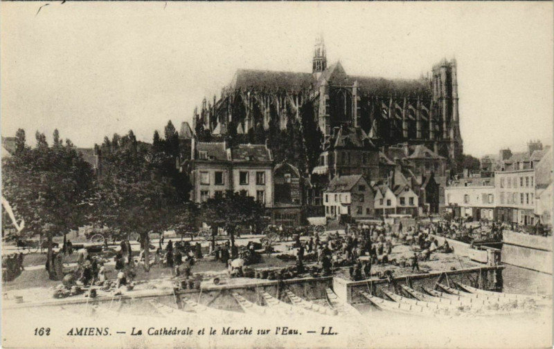 Carte postale ancienne Amiens La Cathédrale et le Marché sur eau à Amiens