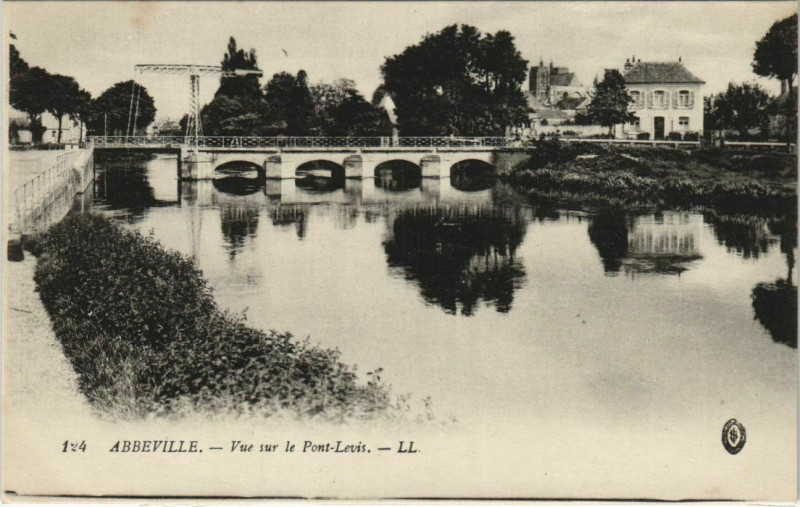 Carte postale ancienne Abbeville Vue sur le Pont Levis à Abbeville