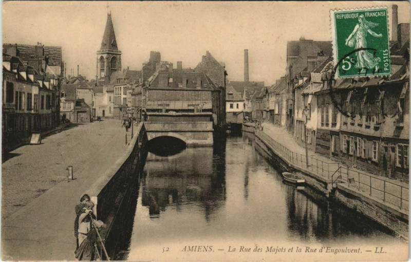 Carte postale ancienne Amiens Rue des Majots et Rue d'Engoulvent à Amiens