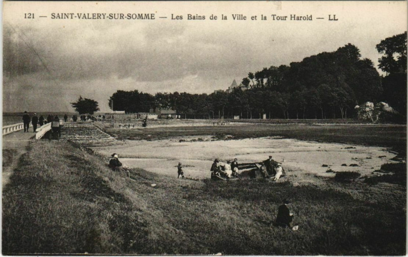 Carte postale ancienne Saint-Valery-sur-Somme Les Bains de la Ville et la Tour Harold à Saint-Valery-sur-Somme