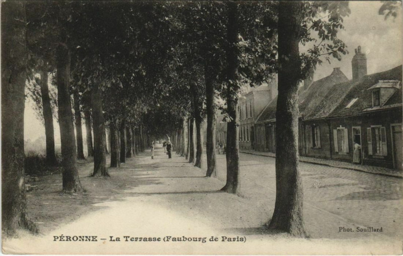 Carte postale ancienne Peronne La Terrasse Faubourg de Paris à Péronne