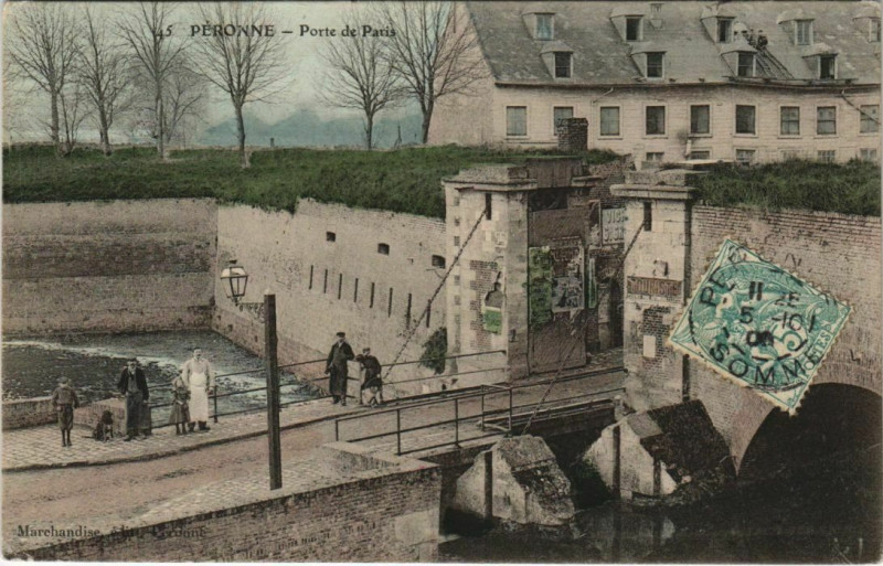 Carte postale ancienne Peronne Porte de Paris à Péronne