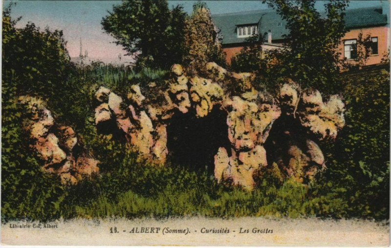 Carte postale ancienne Albert Curiosités Les Grottes à Albert