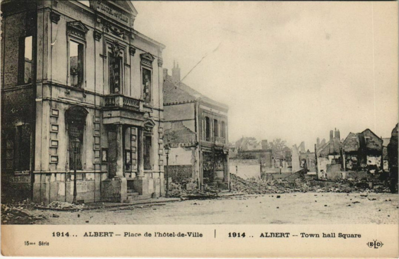 Carte postale ancienne Guerre Military Albert Place de l'hotel de ville à Albert