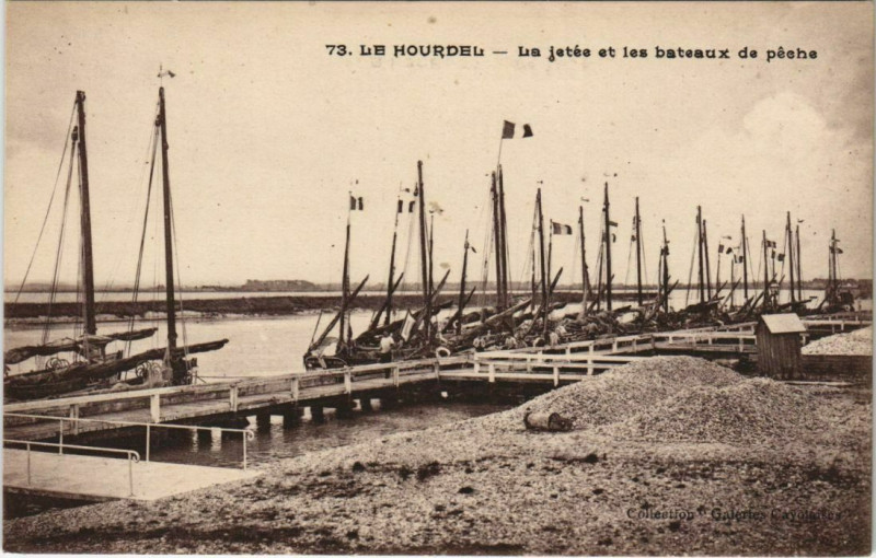 Carte postale ancienne Le Hourdel La Jetée et les bateaux de peche