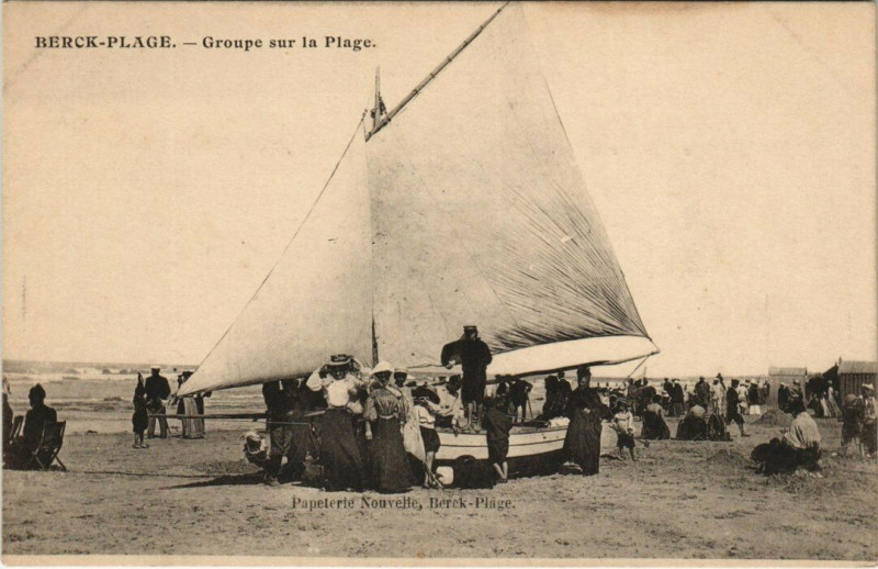 Carte postale ancienne Berck-Plage Groupe sur la plage à Berck