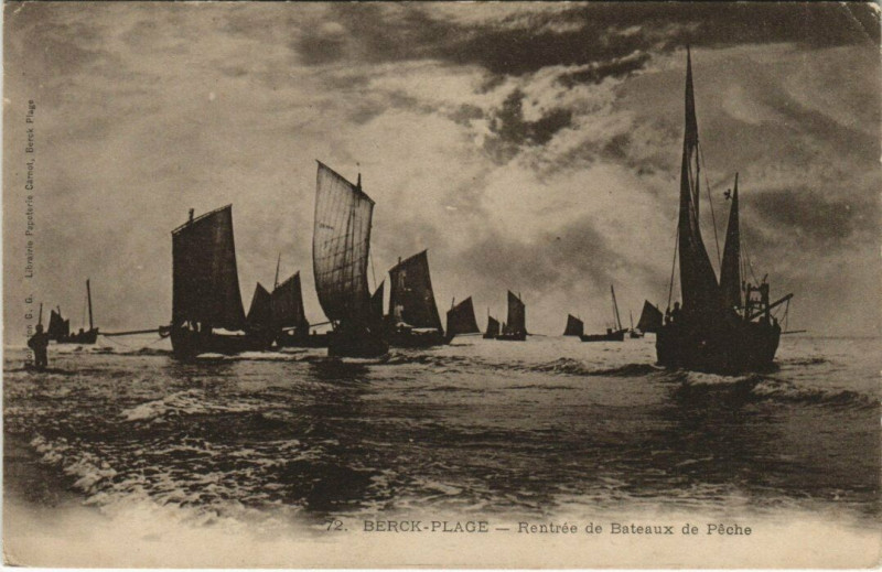 Carte postale ancienne Berck-Plage Retnrée de Bataux de Peche à Berck