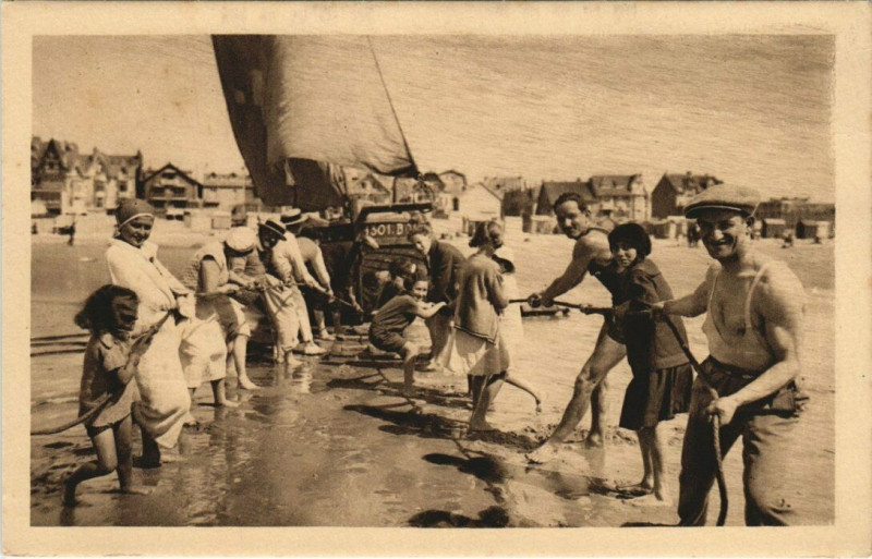 Carte postale ancienne Berck-Plage Mise a l'eau d'un bateau à Berck