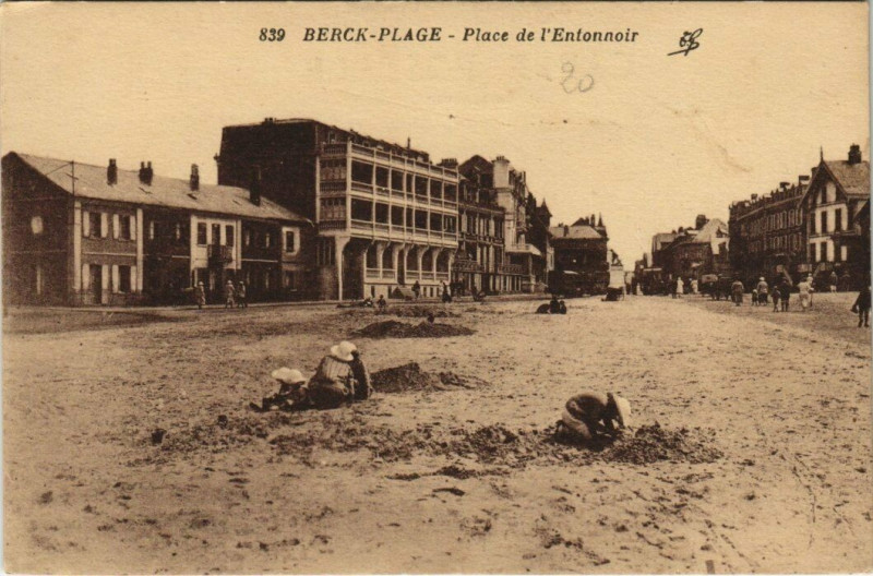 Carte postale ancienne Berck-Plage Place de l'Entonnoir à Berck