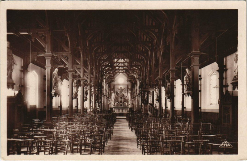 Carte postale ancienne Berck-Plage intérieur de l'Eglise à Berck