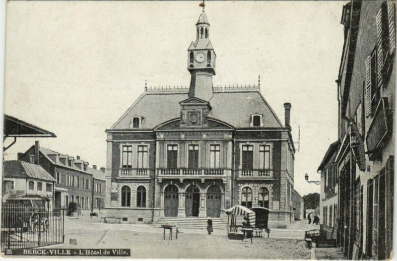 Carte postale ancienne Berck-Plage Hotel de Ville à Berck