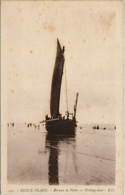 Carte postale ancienne Berck-Plage Barque de peche à Berck