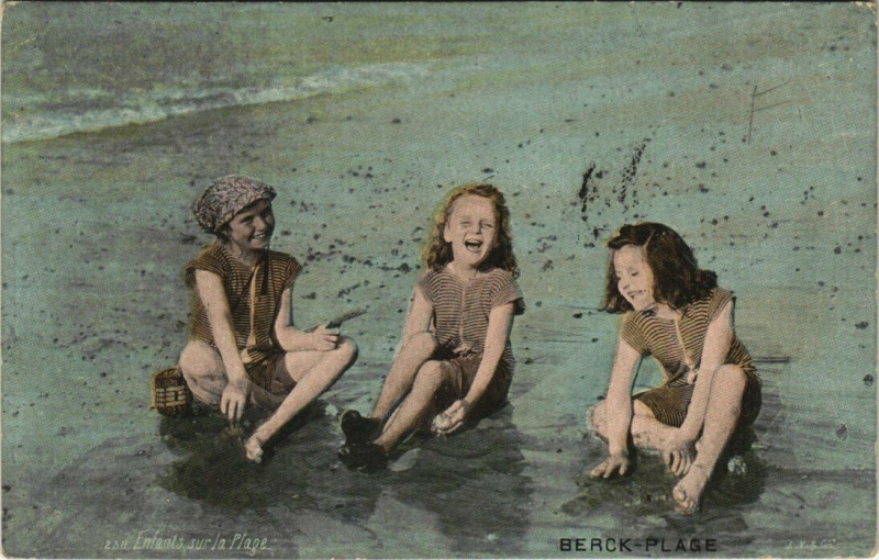 Carte postale ancienne Berck-Plage Sur la Plage enfants à Berck
