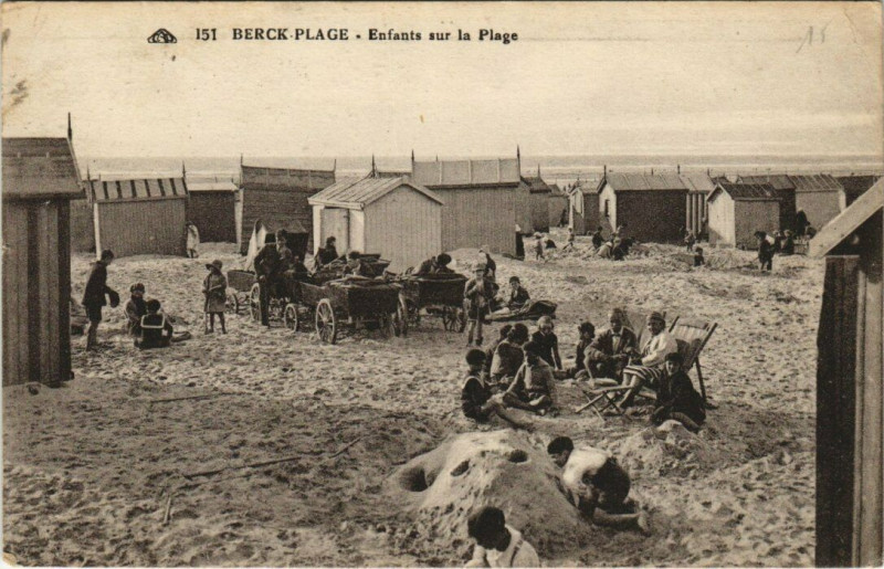 Carte postale ancienne Berck-Plage La Plage enfants à Berck