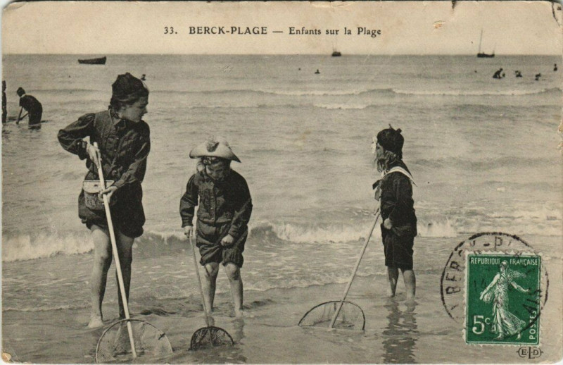 Carte postale ancienne Berck-Plage Sur la Plage enfants à Berck