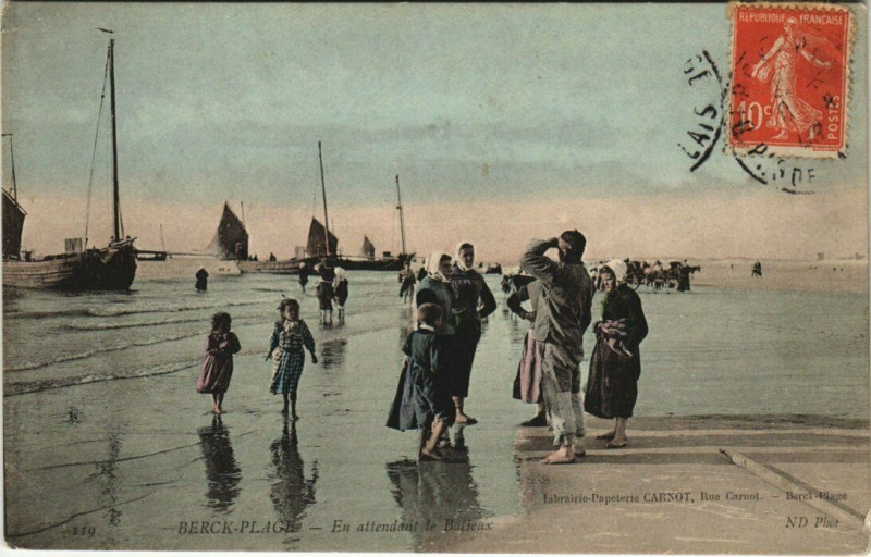 Carte postale ancienne Berck-Plage En attendant à Berck