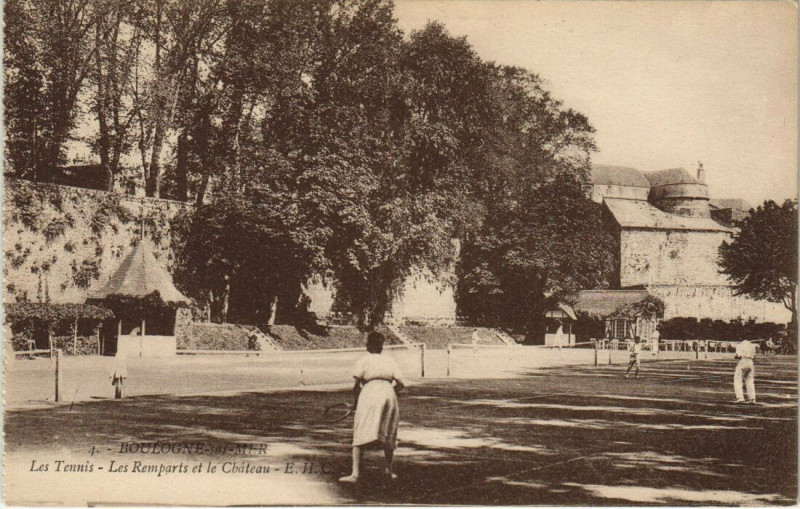 Carte postale ancienne Boulogne-sur-Mer - Les Tennis-Les Remparts et le Chateau à Boulogne-sur-Mer
