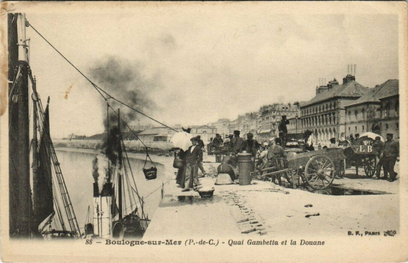 Carte postale ancienne Boulogne-sur-Mer - Quai Gambetta et la Douane à Boulogne-sur-Mer
