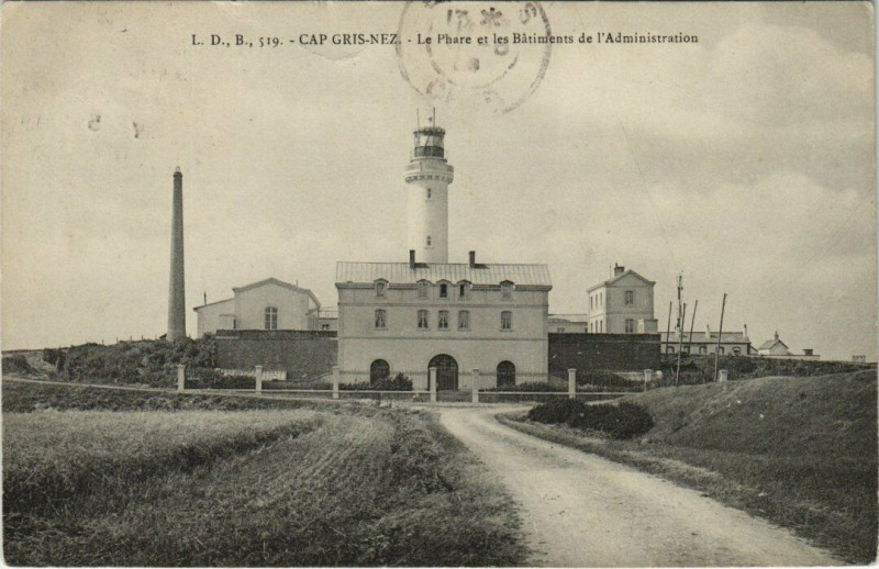 Carte postale ancienne Cap Gris-Nez - Le Phare et les Batiments de l'Administration