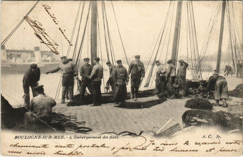 Carte postale ancienne Boulogne-sur-Mer - L'Embarquement des filets à Boulogne-sur-Mer